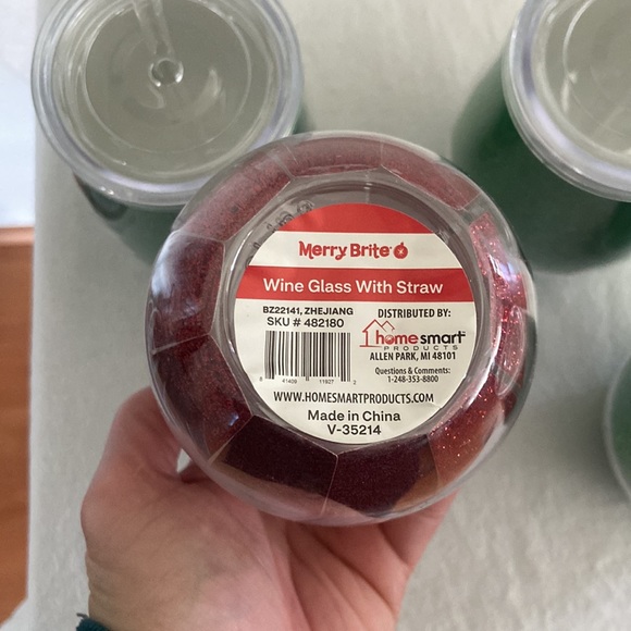 Sparkly Wine Glasses with Straws - Picture 5 of 5